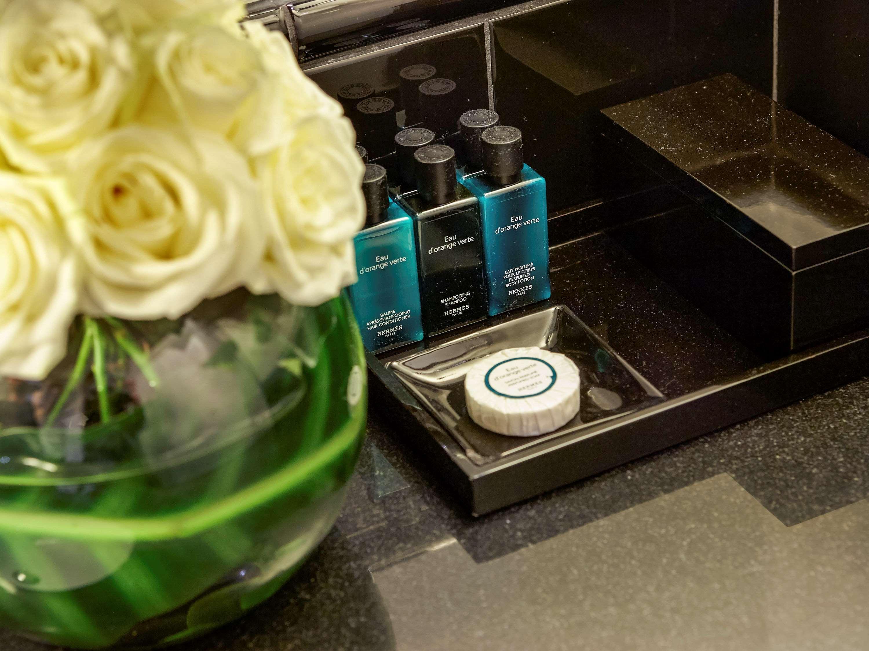 Sofitel London St James Luaran gambar A selection of amenities