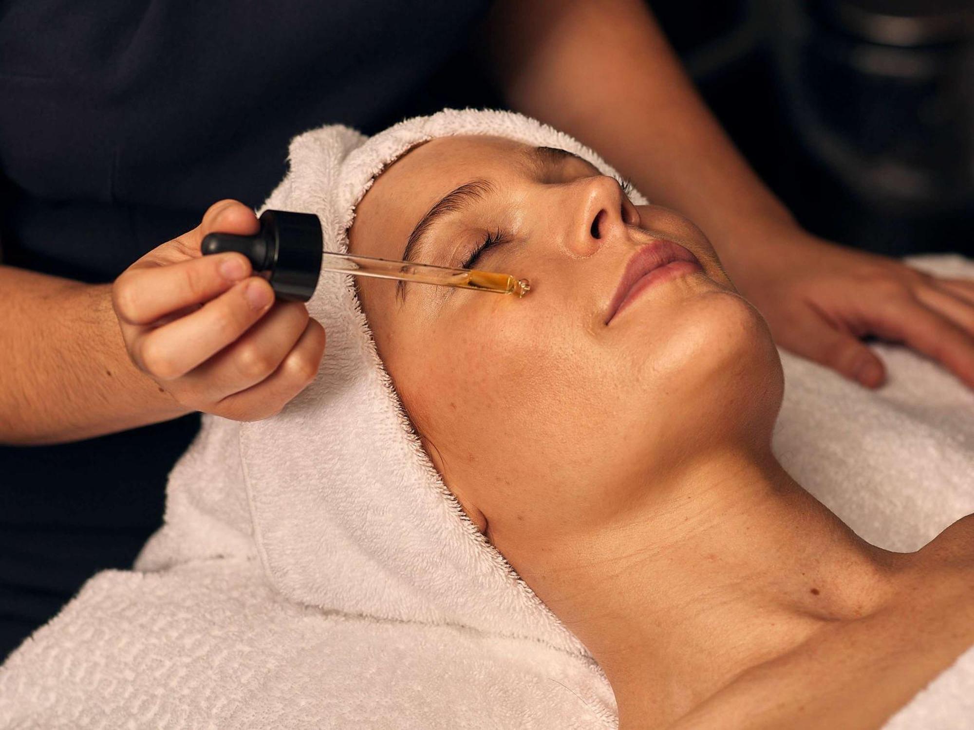 Sofitel London St James Luaran gambar A woman receiving a facial treatment