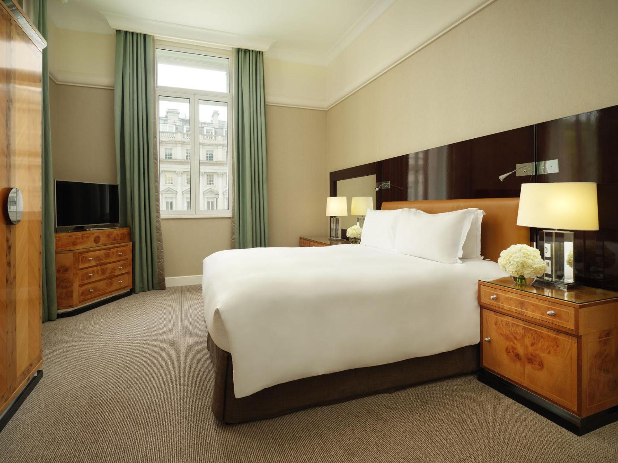 Sofitel London St James Bilik gambar A bedroom at the hotel