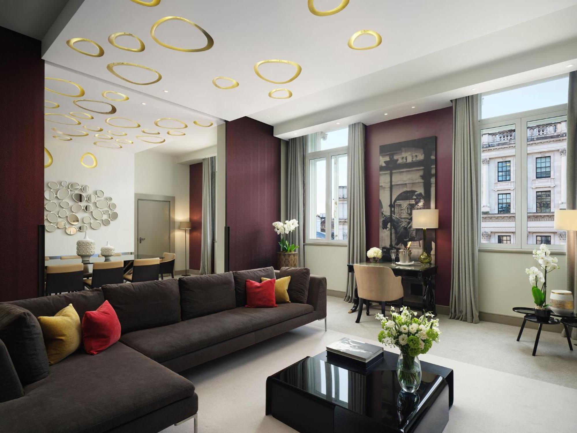 Sofitel London St James Bilik gambar The living room of a suite at The Dorchester